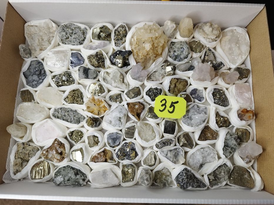 Минерали във кутии микс