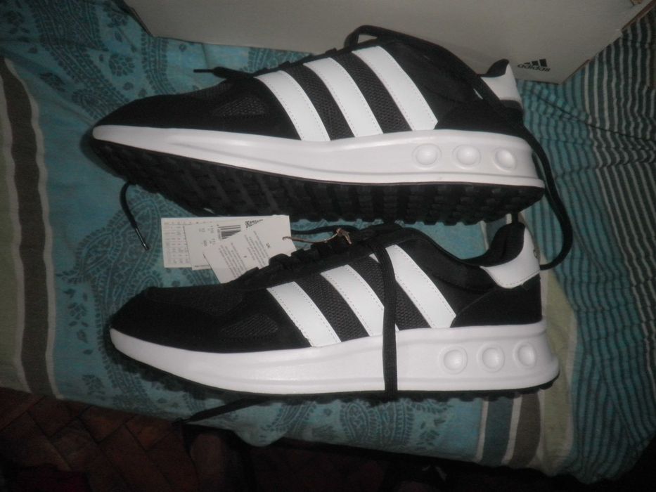 Продавам  маратомки  Ади  Дас  .