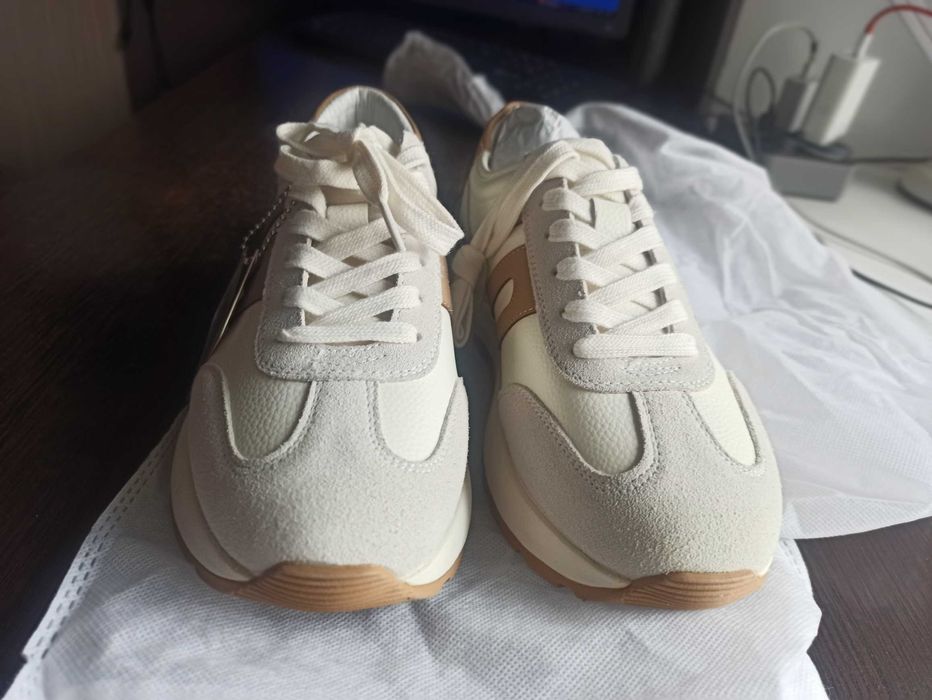 Продам женские кроссовки