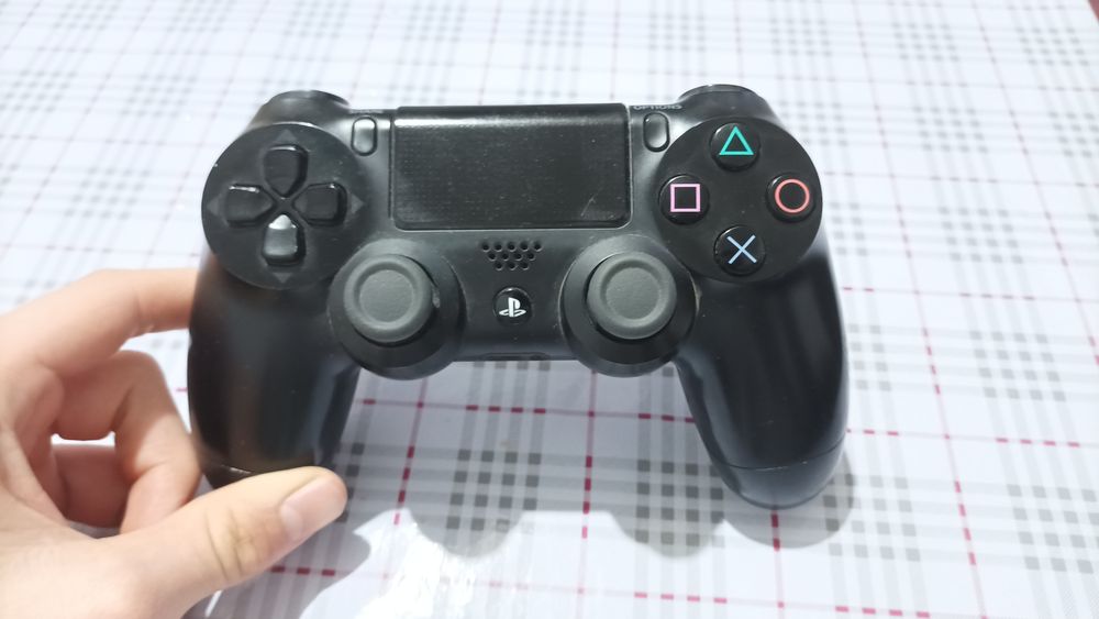 Продается dulshock 4 не заряжается