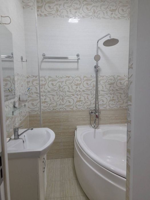 Срочно продает 2 ком.. квартира .67 мкв Азиз базар.