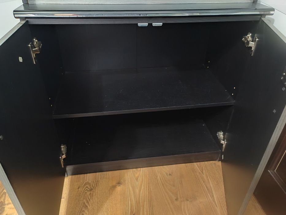 Vitrină cu uși din sticlă, Vitrines szekrény 
Vitrines szekrény eladó