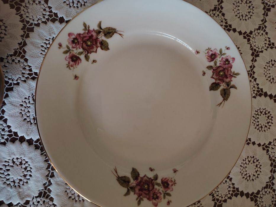 Продавам керамични чинии 3 лв. за брой