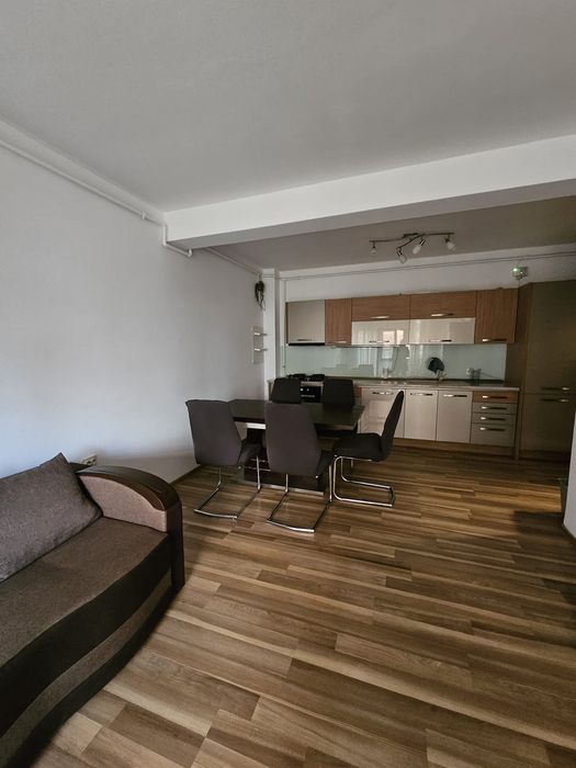 Închiriez apartament cu 3 camere decomandat