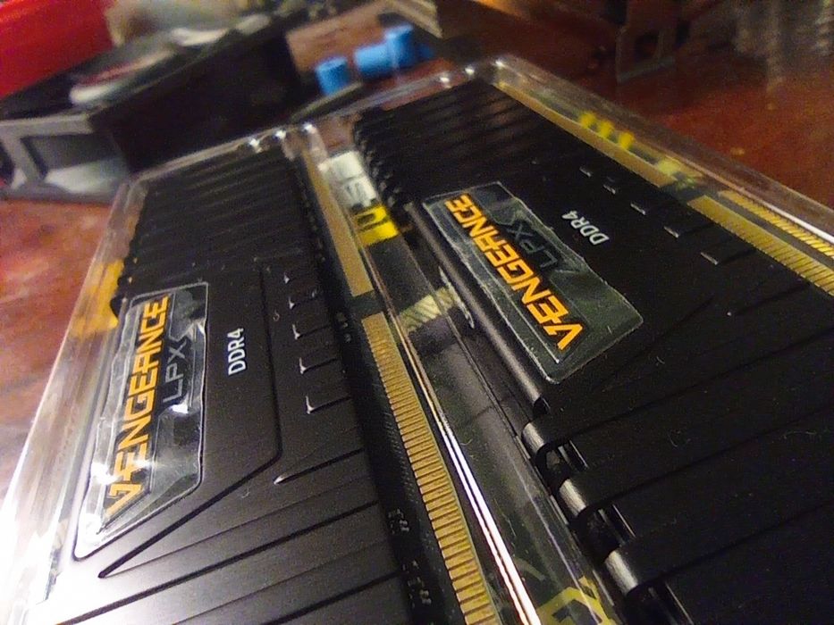 DDR4 'CORSAIR Vengeance" 16Gb