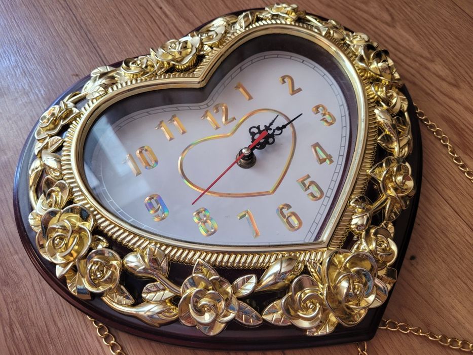 Часы настенные в форме сердца