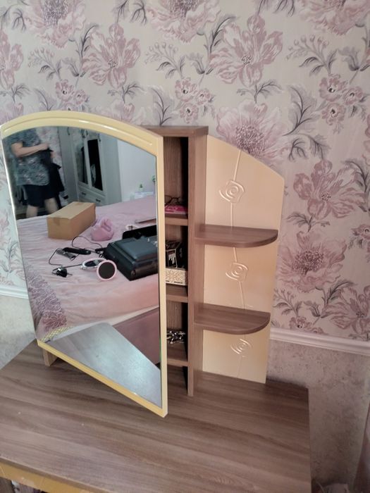 Продам туалетный столик