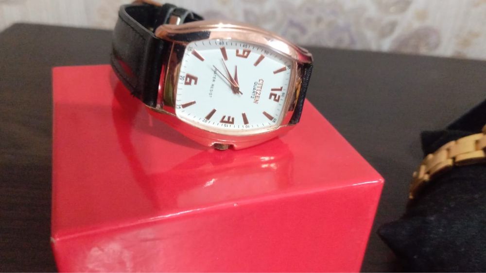 Продам женские новые часы