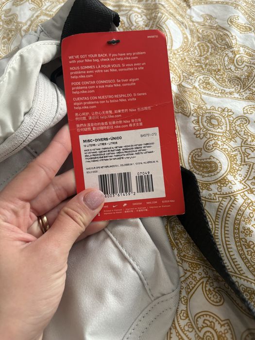 Borseta Nike cu eticheta