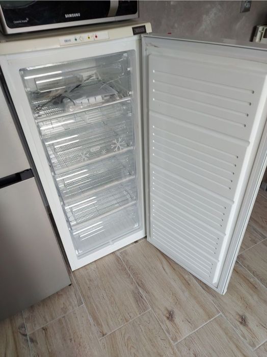 Vând congelator Zanussi în 5 sertare
