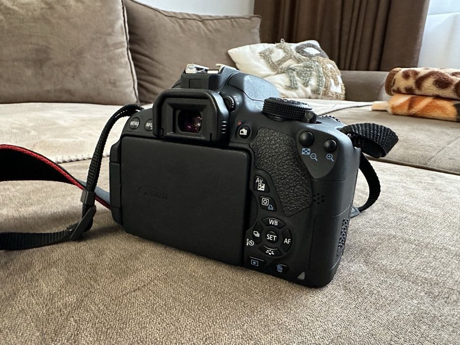 Фотоапарат DSLR Canon EOS 700D, 18MP + Обектив EF-S 18-55мм IS STM