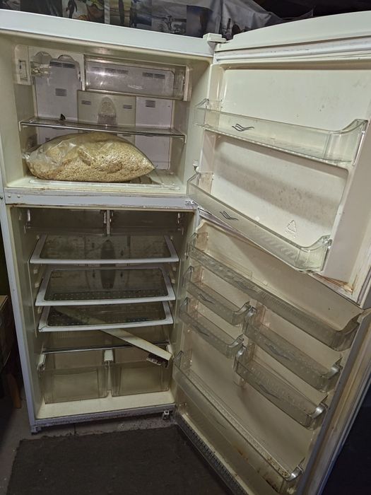 Холодильник большой