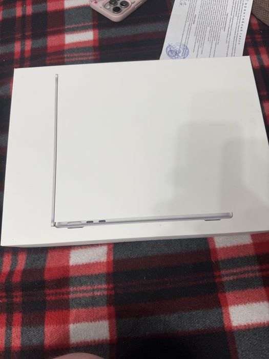 Продам MacBook Air 13 2025
