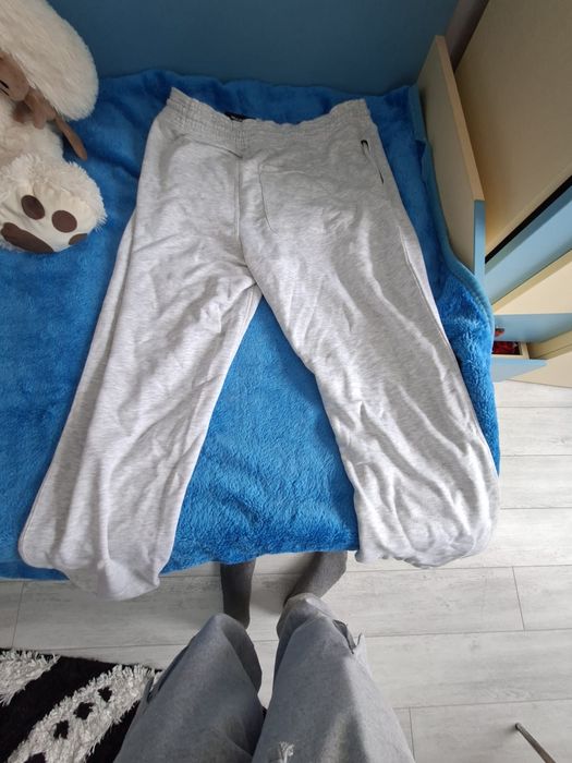 Vand pantaloni noii
