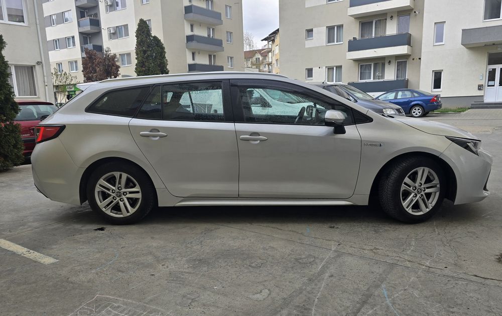 Vând toyota corolla 1.8 Hybrid