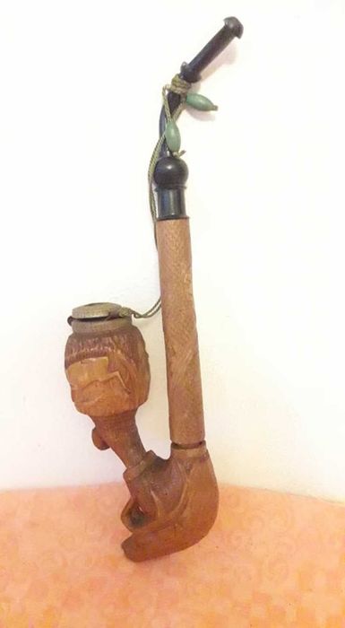 Pipa din lemn sculptata