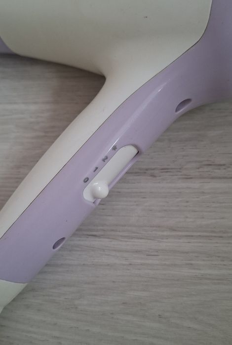 бяло-лилав сешоар Rowenta 1600 W