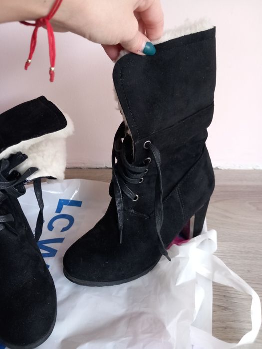 Велурени боти на ток