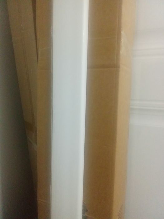 Плинтуса, белые, новые.