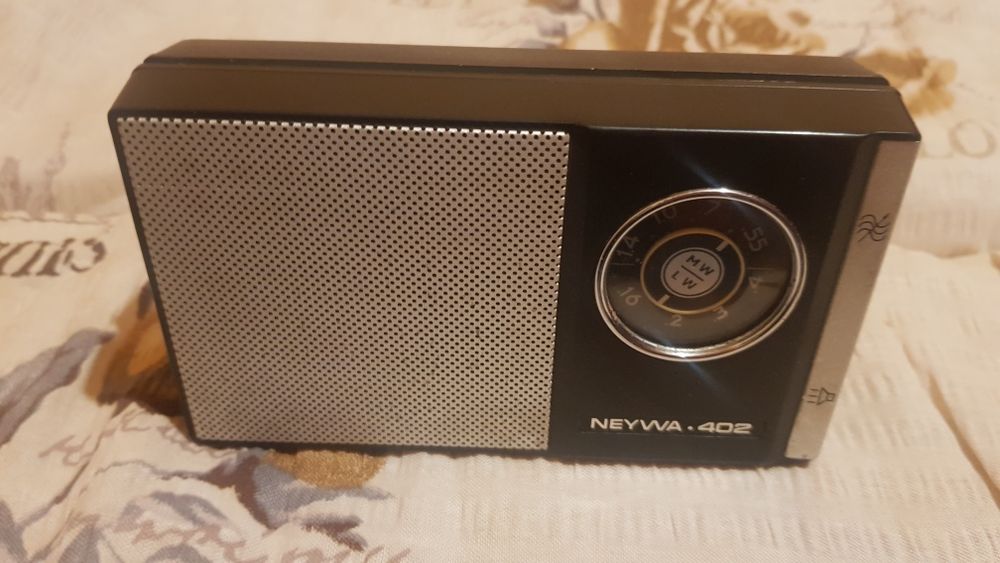 Radio de colecție rusesc pe tranzistori Neywa 402, funcțional