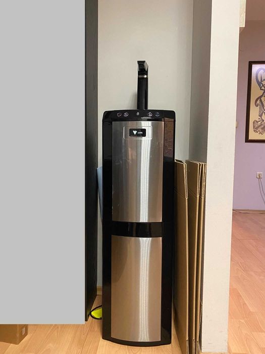 Продавам Воден диспенсър LAMO – топла и студена вода