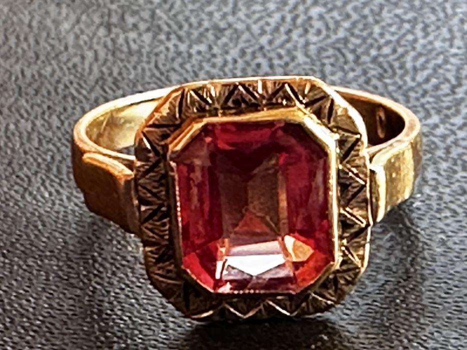 Inel Art Deco cu montura gravata si topaz imperial