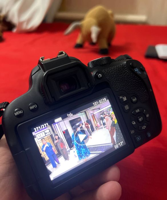 Canon 800D sotiladi