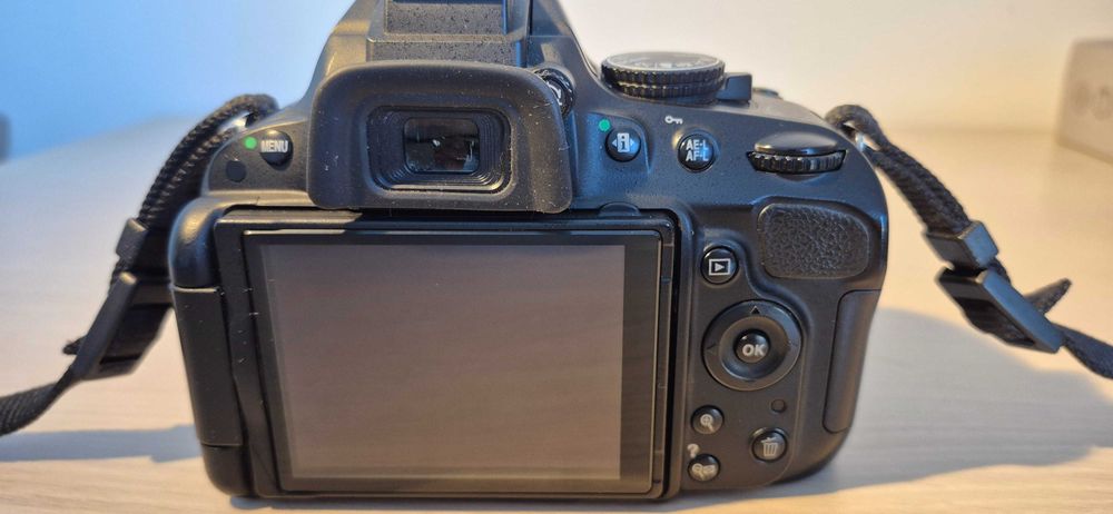 DSLR Nikon D5100 cu obiectiv Nikkor 18-140 si accesorii