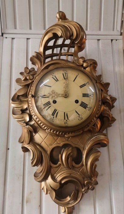 Ceas de perete in stilul Rococo din lemn masiv foitat ,piesa cu o scul