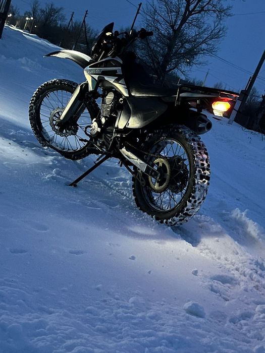 Мотоцикл эндуро  250 кубов