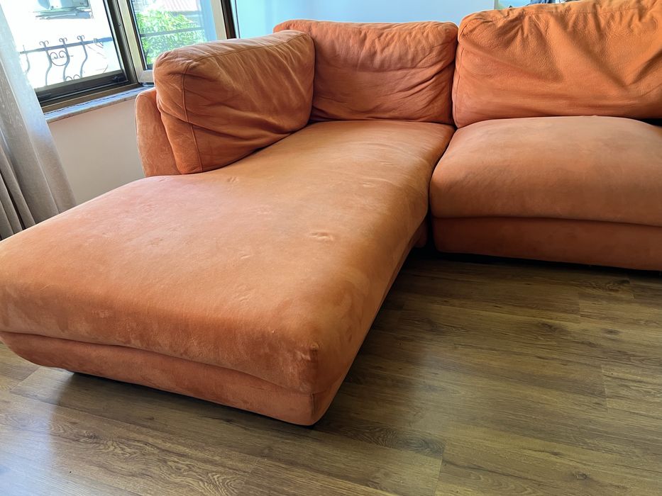 Диван - стар, но удобен