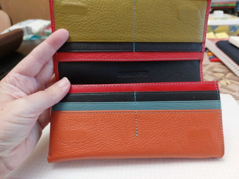 Продавам чисто нов дамски портфейл от естествена кожа