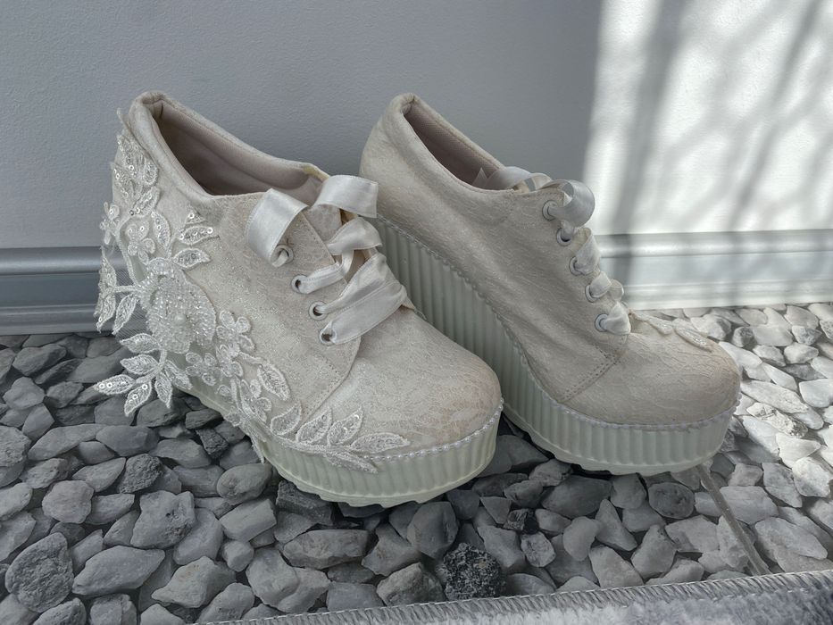 Сватбени обувки със дантела
