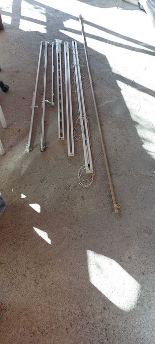 Vând mobilă living, ușă interior și șine perdele în stare foarte bună.