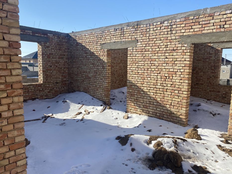 Продается не достроенный дом.