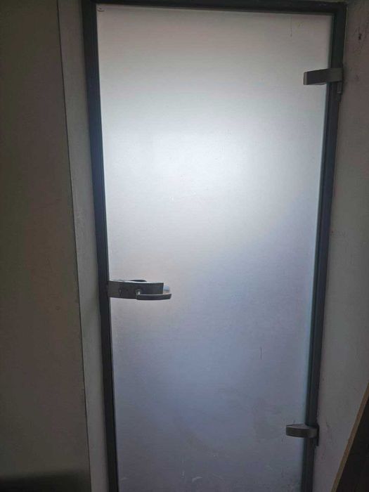 Темперирани стъклени врати с метални каси 88×204 см – неизползвани