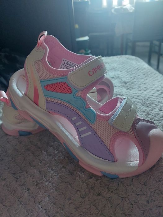 Продам сандали новые