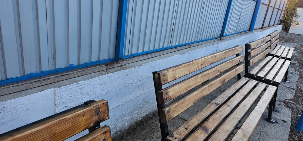 Скамейки, в отличном состоянии