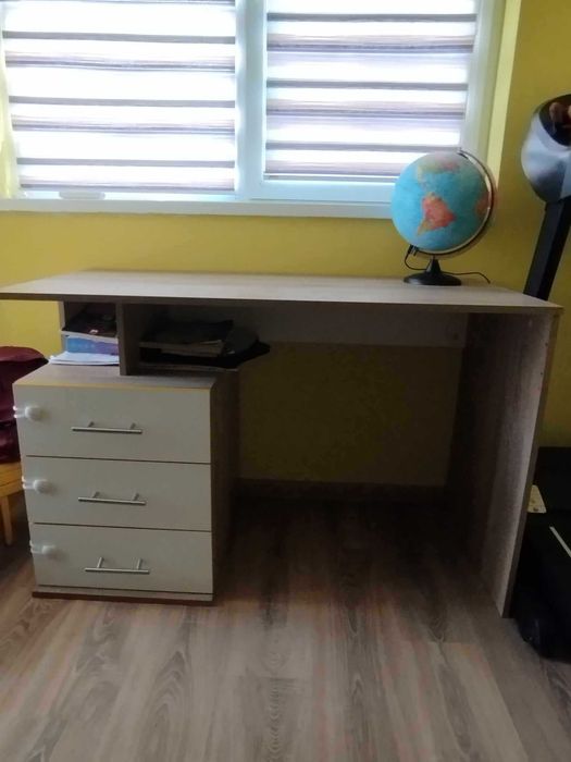 Обзавеждане за детска стая - легло с матрак, нощно шкафче, бюро и рафт