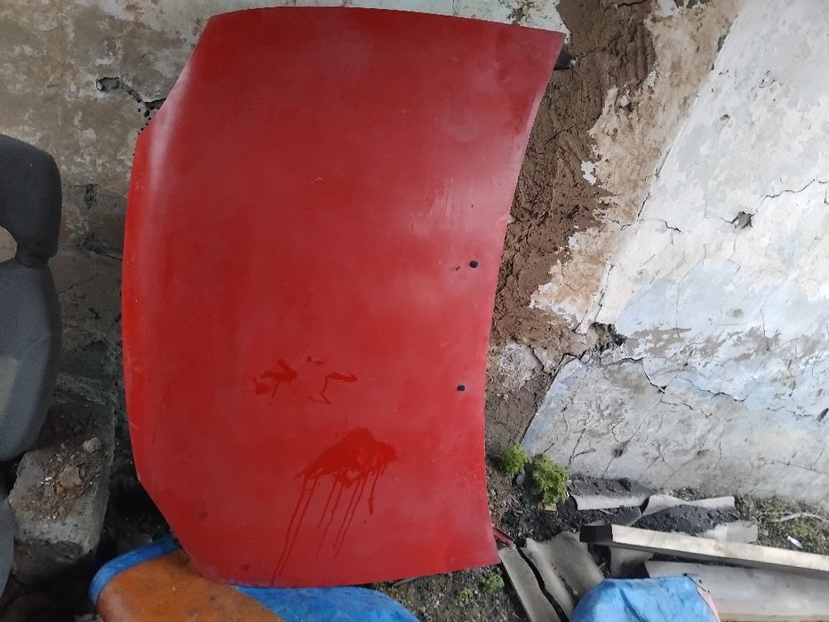 Продам капот с багажникам мазда 121