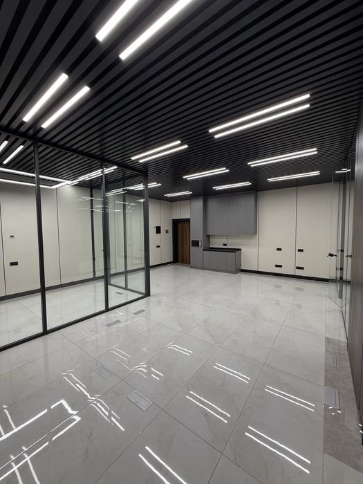 Piramit Tower ofis ijaraga 81m² |Tayyor remont | Parkovka bor | Markaz