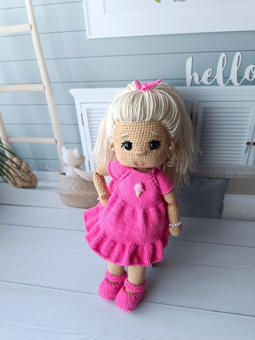 Вязаная игрушка кукла