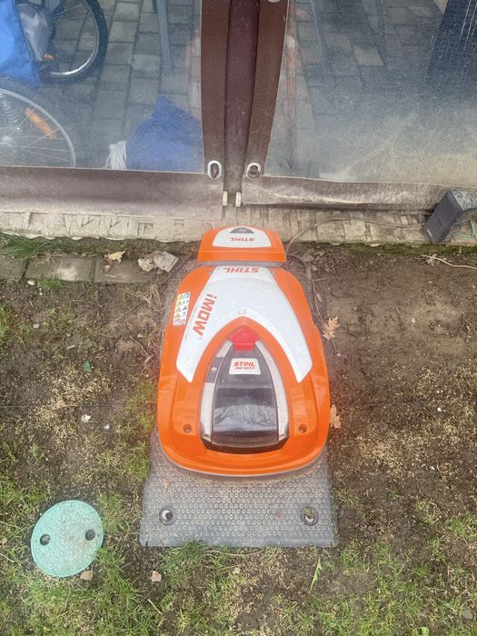 Robot tuns iarba iMOW