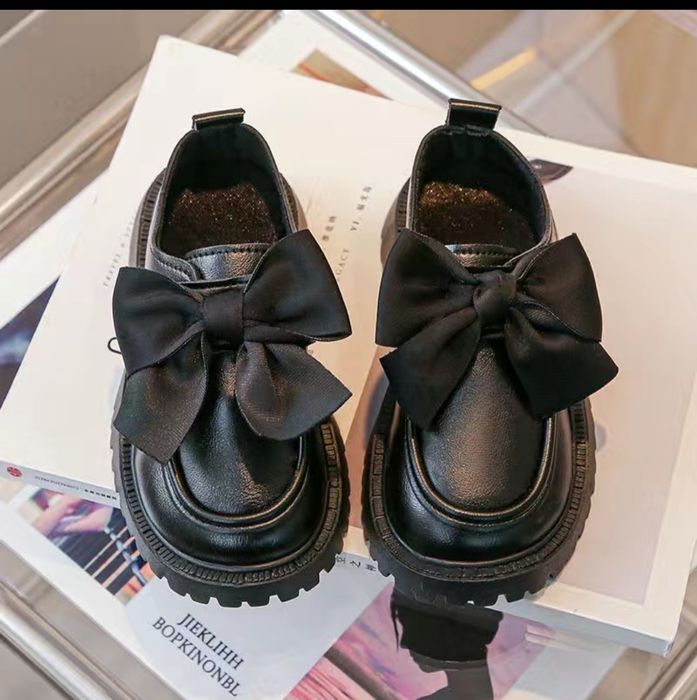 Продам школьные туфли для девочек