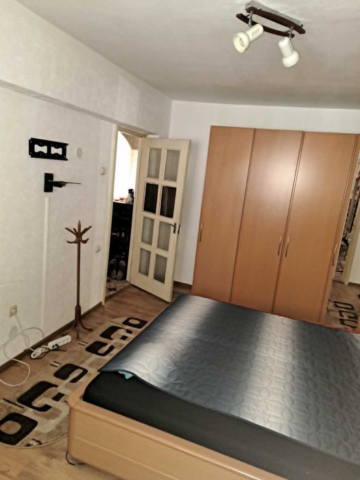 Apartament 3 camere decomandate, etaj 3, in Comanesti