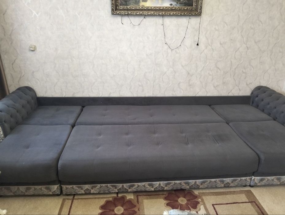 Большой раскладной диван с подушками