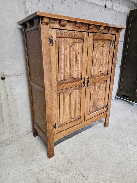 Масивен дъбов шкаф в стил Рустик