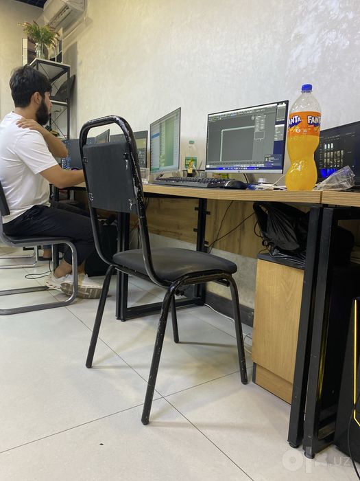 Stul rangi qora ishlatilgan oyogi 4 ta