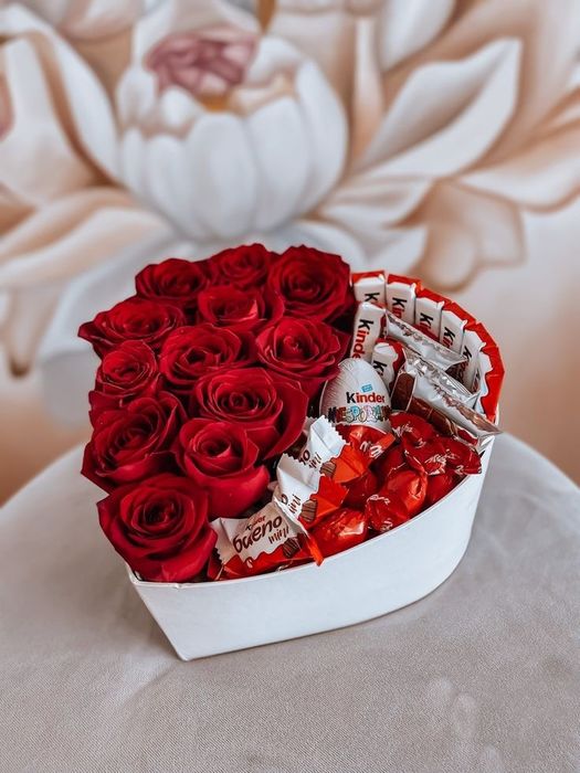 Клубника, финики и бананы в шоколаде