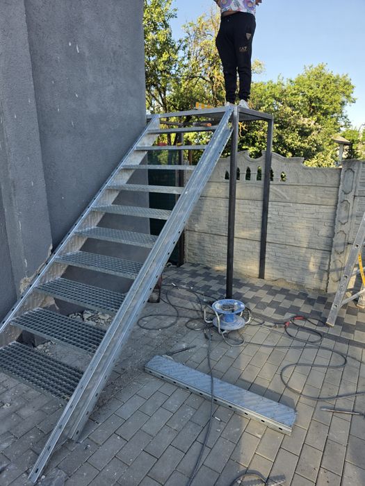 Scari și platforme pentru intrare